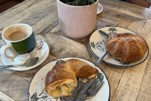 Café y croissants. Cafetería Massé Bulebar