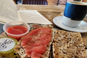 Café y pan con aceite y tomate. Cafetería Massé Bulebar