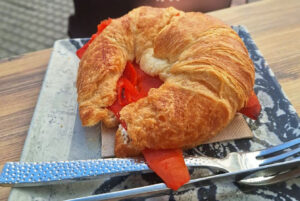 Croissant relleno de pimientos asados. Cafetería Massé Bulebar