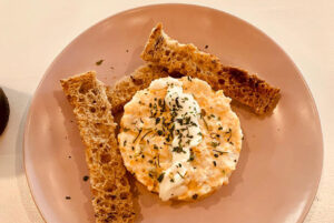Ensaladilla con trocitos de tosta. Cafetería Massé Bulebar
