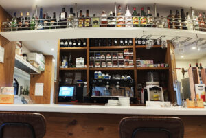 Licores en el frontal de la barra. Cafetería Massé Bulebar
