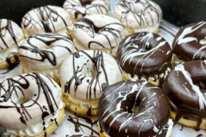 Donuts blancos y de chocolate. Cafetería Massé Bulebar